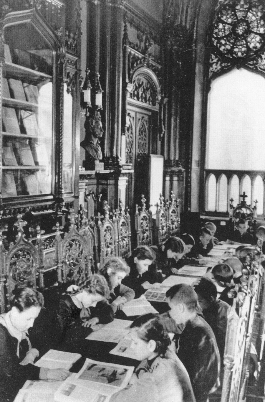 В читальном зале Центрального Дома детей железнодорожников в Москве (особняк Стахеева),1936-1939 год