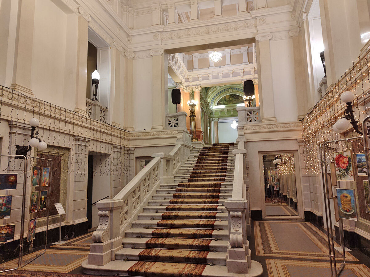 Парадная лестница особняка Н.Д. Стахеева в Москве