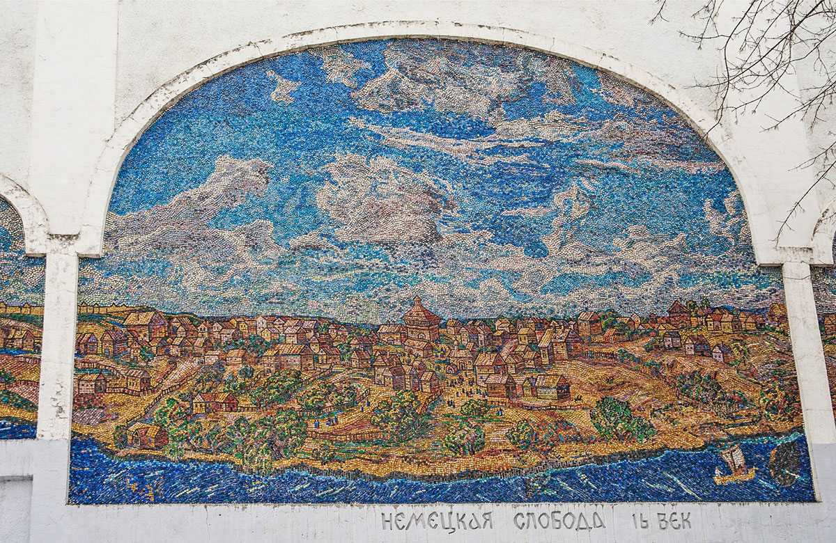 Настенное мозаичное панно «Немецкая слобода 16 век» на фасаде дома № 35/1 по ул. Бауманская в Москве