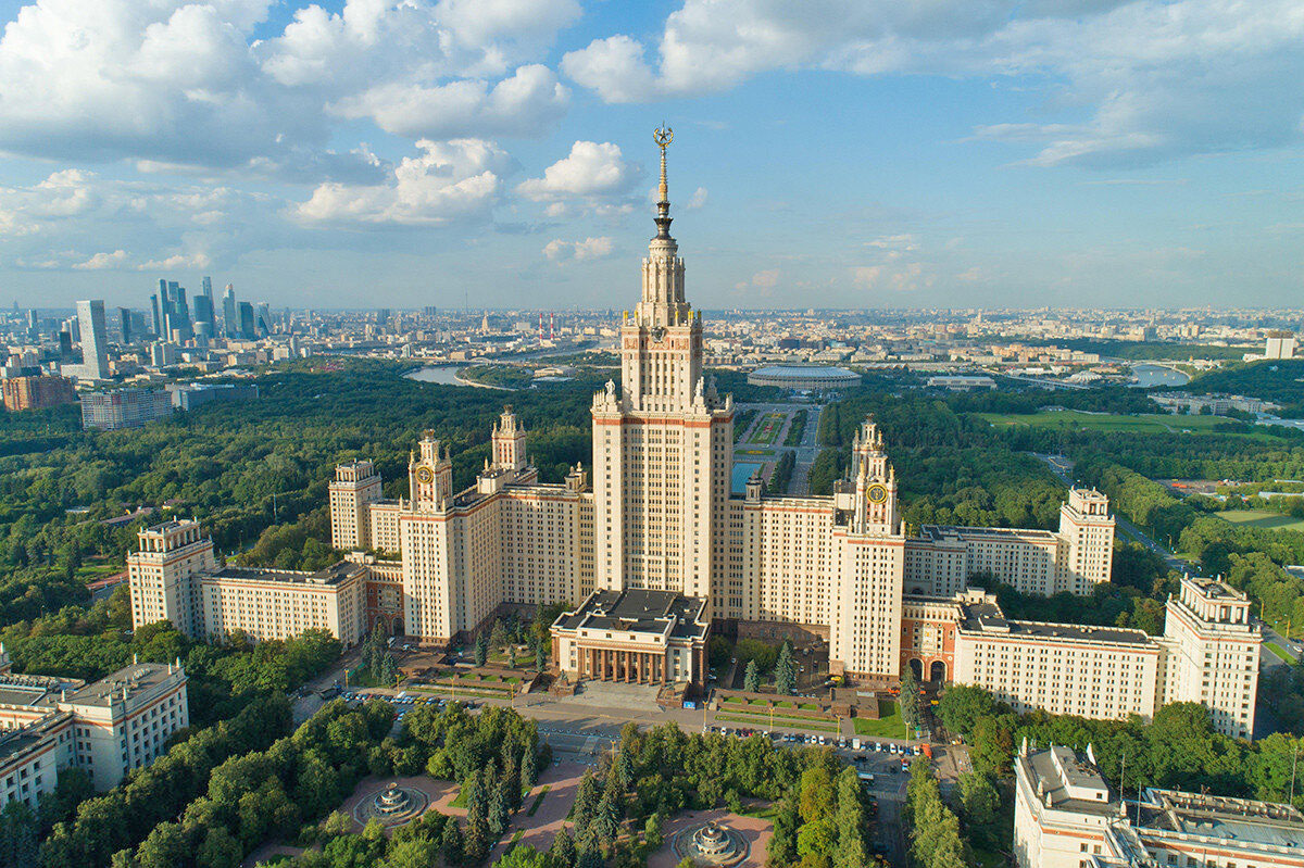 Главное здание МГУ в Москве