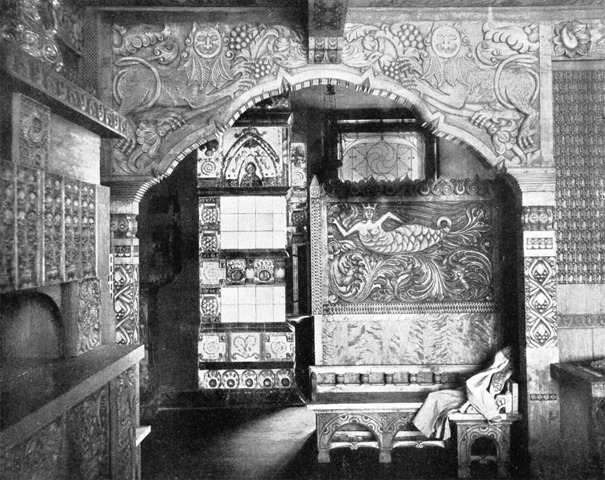 Западная сторона столовой  дома Перцова в Москве. Резная арка, с изразцовой печью, 1907 г.