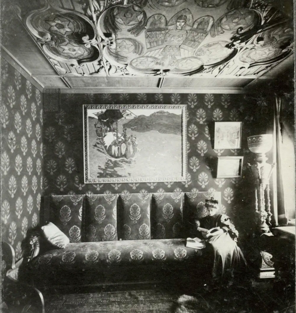 Думка при столовой в доме Перцова. Зинаида Алексеевна Перцова у полотна "Заморские гости" Н.К. Рериха, 1907 г.