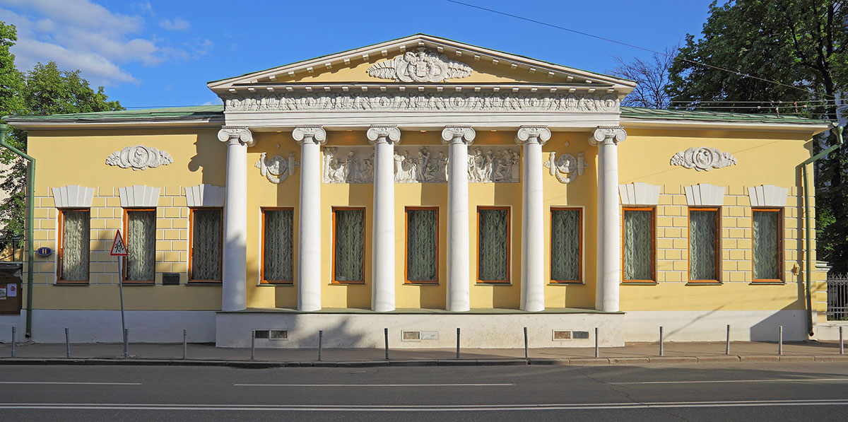 Главный дом усадьбы Лопухиных – Станицкой (музей Льва Толстого)