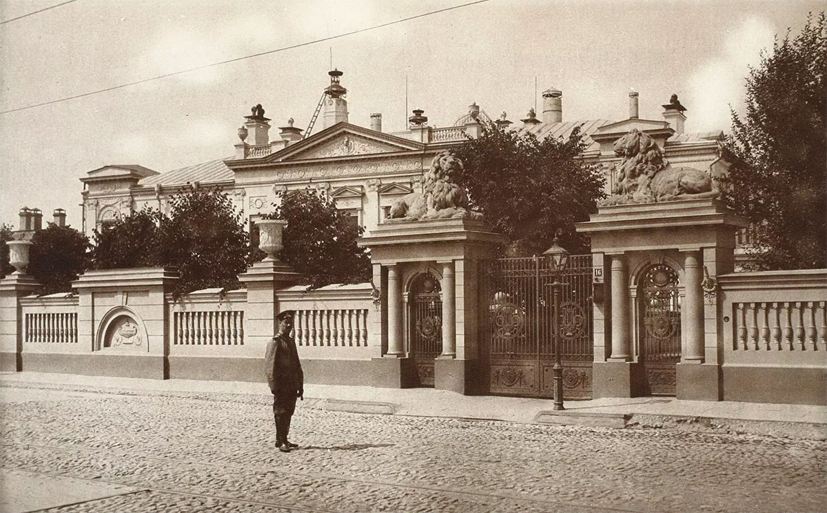 Центральные ворота особняка А. И. Коншиной в Москве, 1910 год