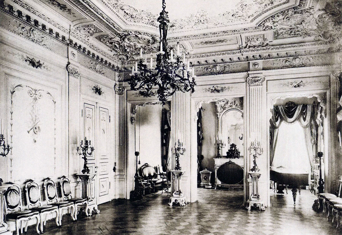 Белый зал в особняке А. И. Коншиной в Москве, 1910 год