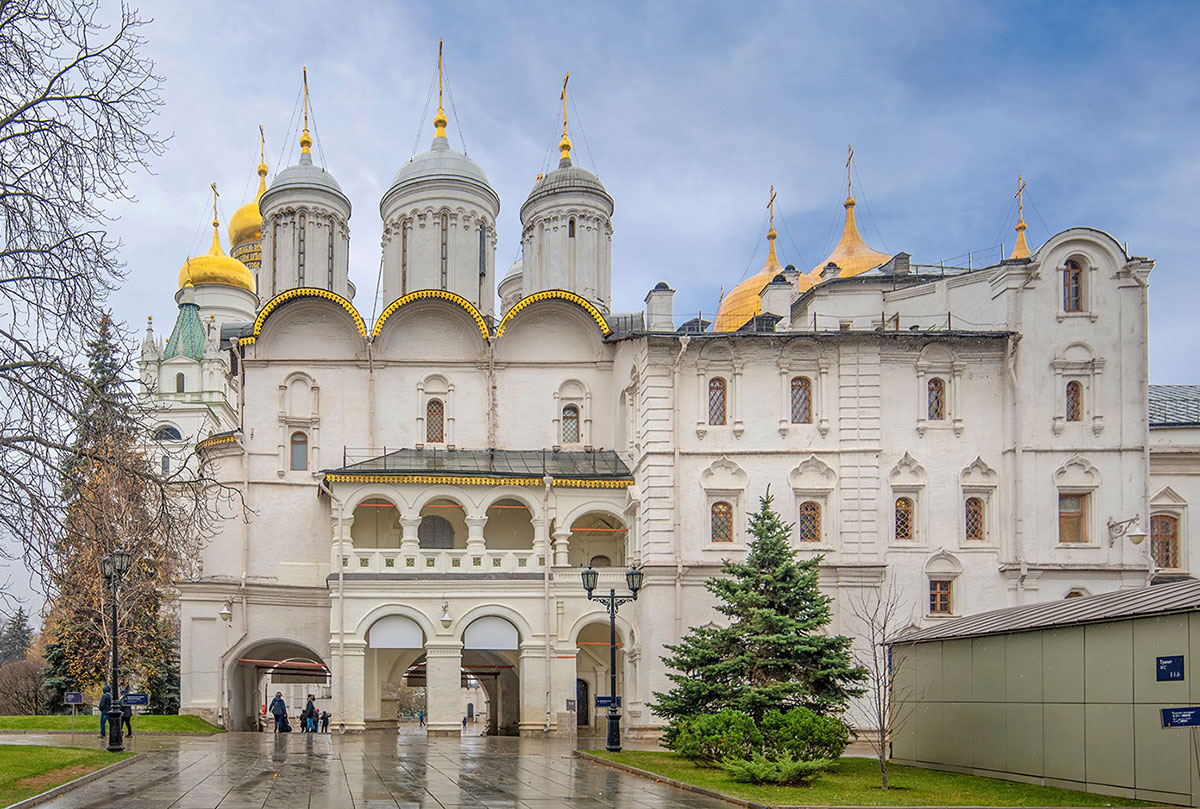 Патриаршие палаты с церковью Двенадцати апостолов Кремля