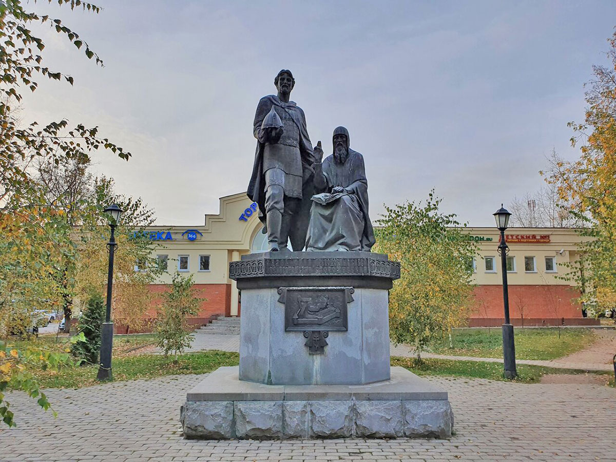 Памятник Савве Сторожевскому и Юрию Звенигородскому в Звенигороде