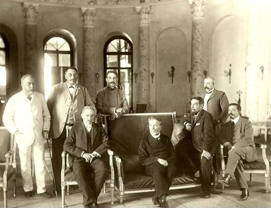 Хозяин – граф С. Д. Шереметев и гости усадьбы Остафьево, 1908 г. Среди гостей графа в усадьбе 7 июля 1908 г. С. Ф. Платонов – крайний слева в первом ряду, во втором ряду: первый слева С. Д. Шереметьев, второй – А. К. Варженевский.
