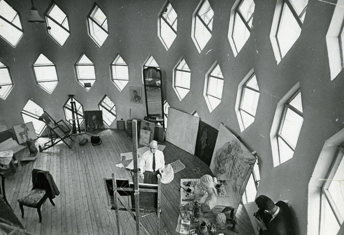 К. С. Мельников в мастерской своего дома, 1932-1937 гг.